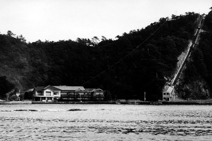 旅館「忘帰洞」とケーブル（1959年頃）