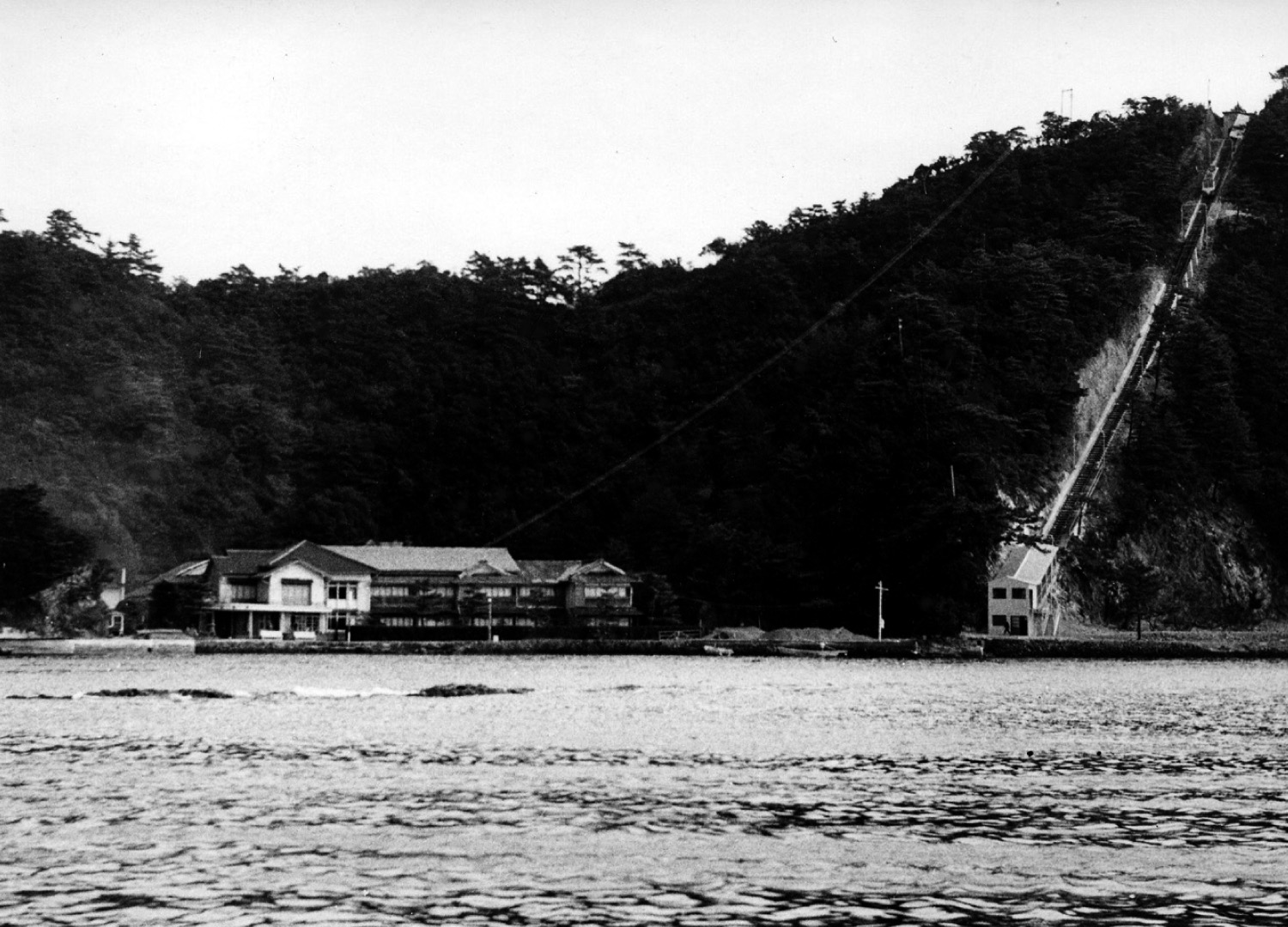 旅館「忘帰洞」とケーブル（1959年頃）