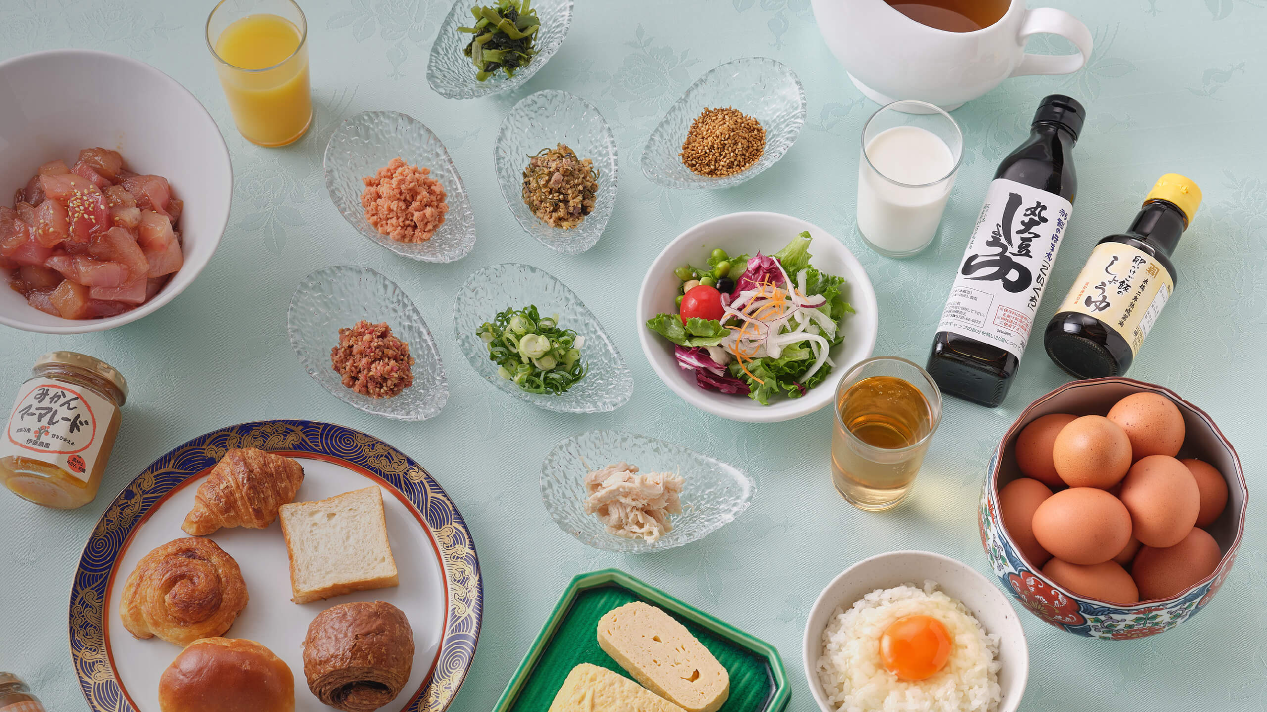 こだわりの卵かけご飯やお茶漬けブッフェをはじめ、和歌山県や熊野地方など地元の食材を使った料理やご当地料理