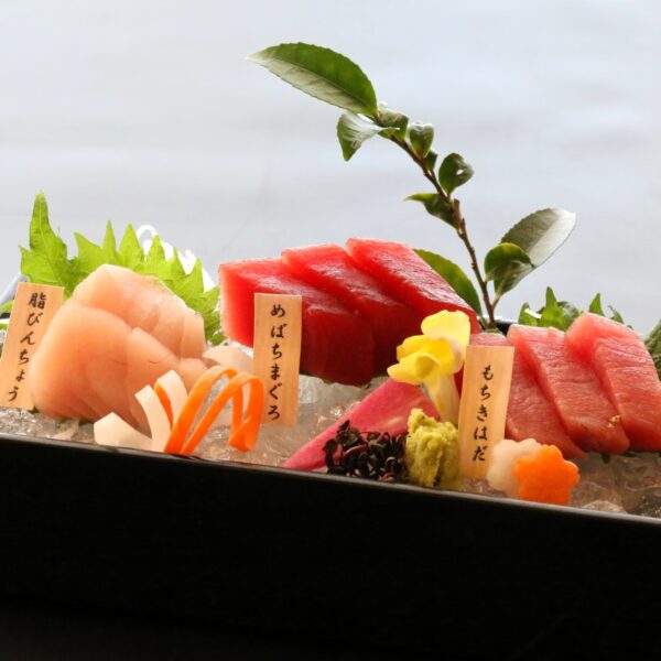 【生まぐろ３種食べ比べ】飲み放題のバイキングと館内で温泉めぐり