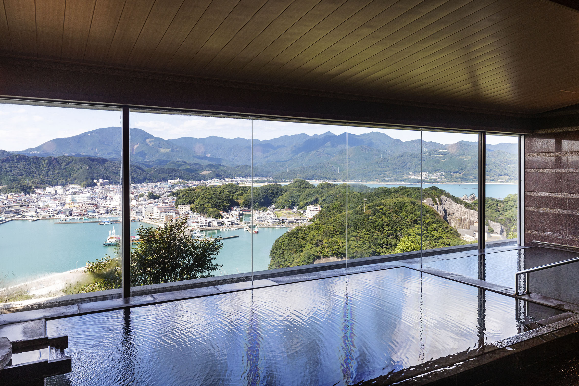 【遙峰の湯】山上館専用。海抜80ｍの高台から熊野の山々、勝浦の港町を一望しつつ、かけ流しの源泉をご堪能