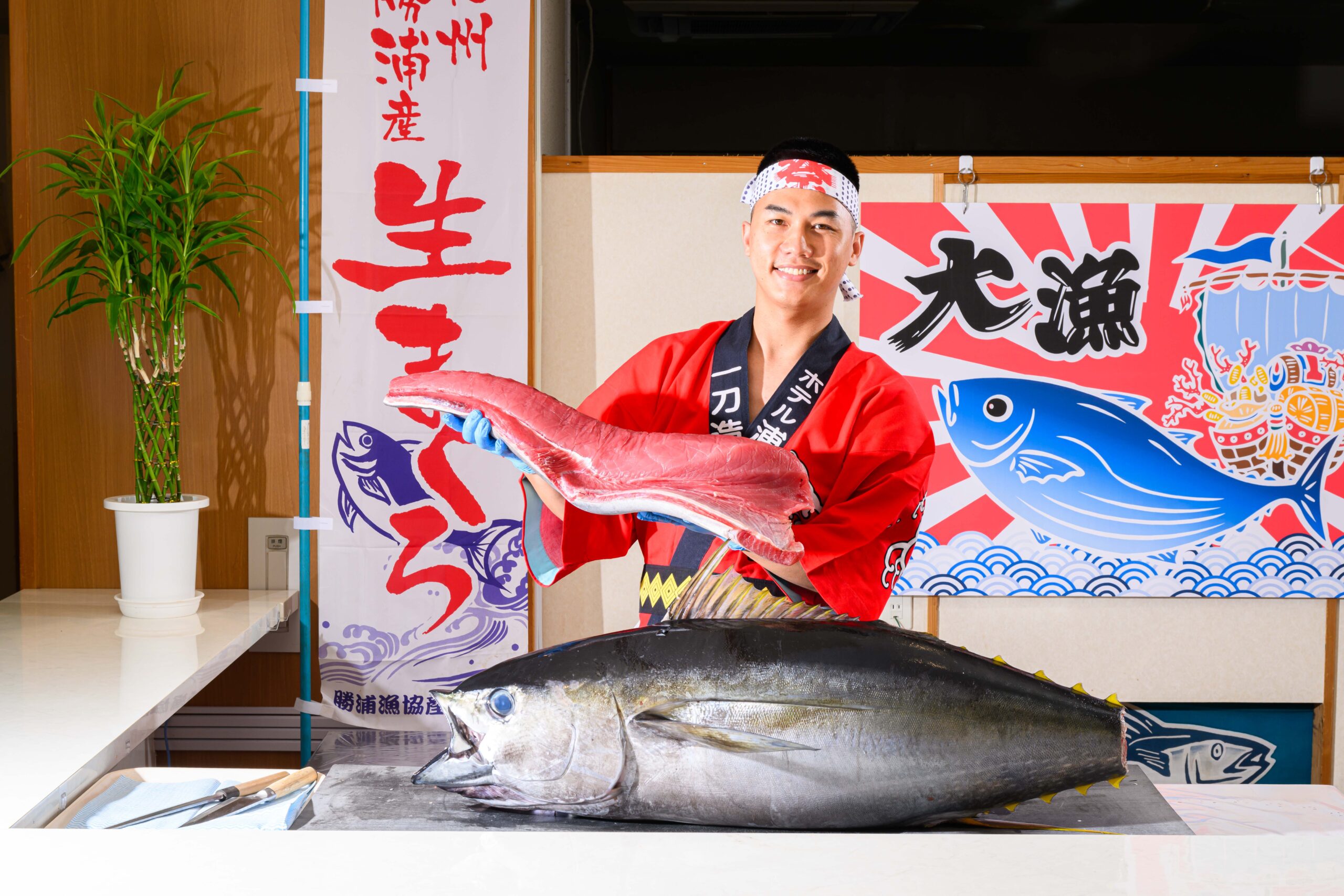 目の前で大きなマグロが豪快にさばかれる解体ショーをお楽しみください