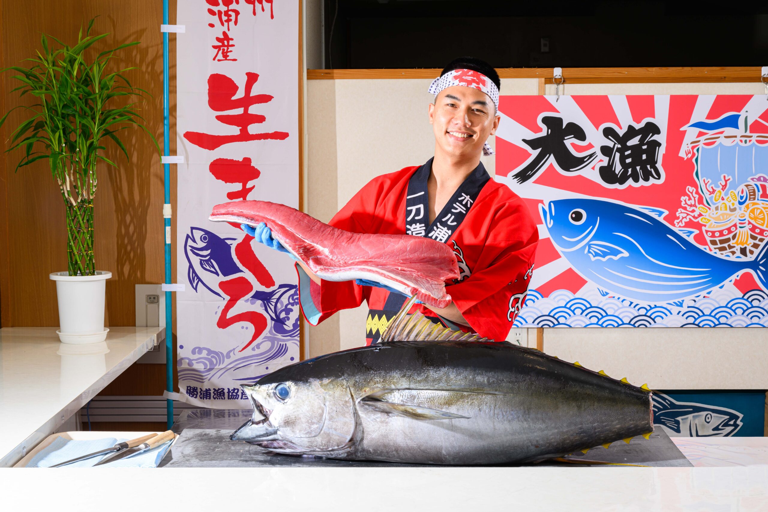 目の前で大きなマグロが豪快にさばかれる解体ショーをお楽しみください