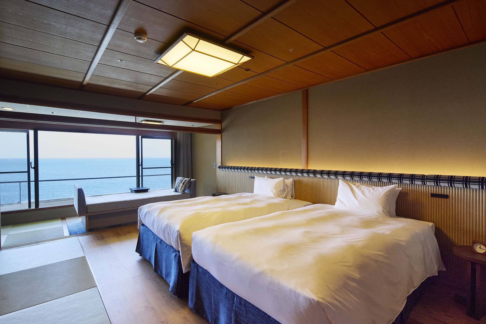 お部屋からは目の前に広がる雄大な太平洋を望むことができ、足を踏み入れた瞬間に開放感あふれる空間が広がります。【2026年8月リニューアル】日昇館モダン和室42㎡／4名定員禁煙