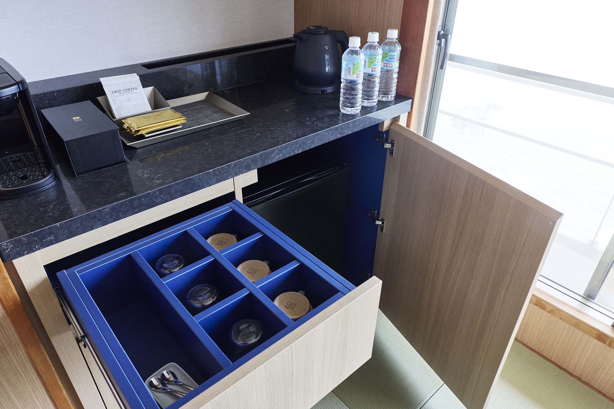 お好きなタイミングでご自由にお楽しみいただけるコーヒーセットを完備しております。【2026年8月リニューアル】日昇館モダン和室42㎡／3名定員高層階