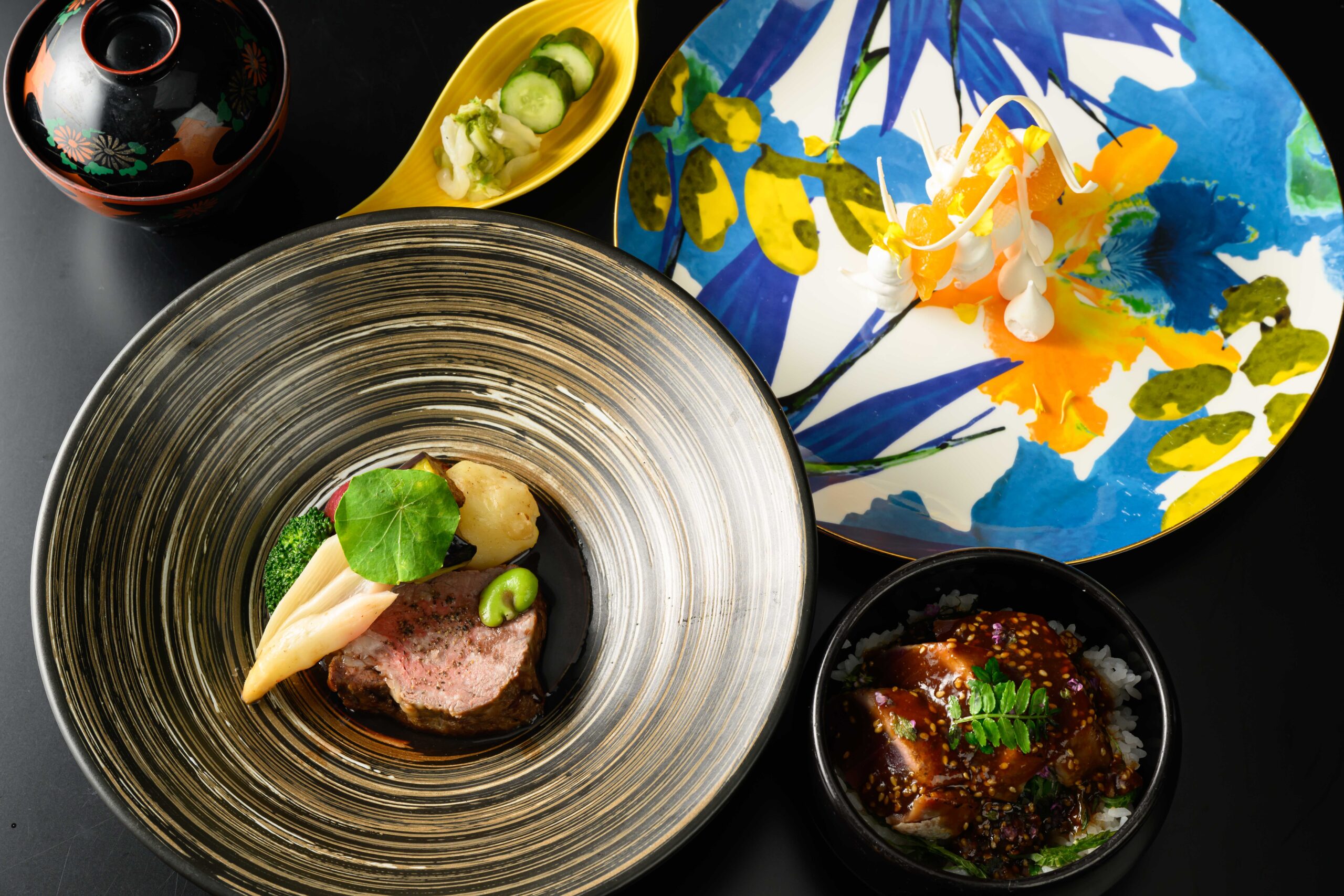 メイン料理の「熊野牛の本日の1皿」と「季節のご飯物」は、ライブキッチンにて承ります。シェフが仕上げた後、お勧めのご飯・香の物・赤だしのセットとともにテーブルまでお運びいたします。

