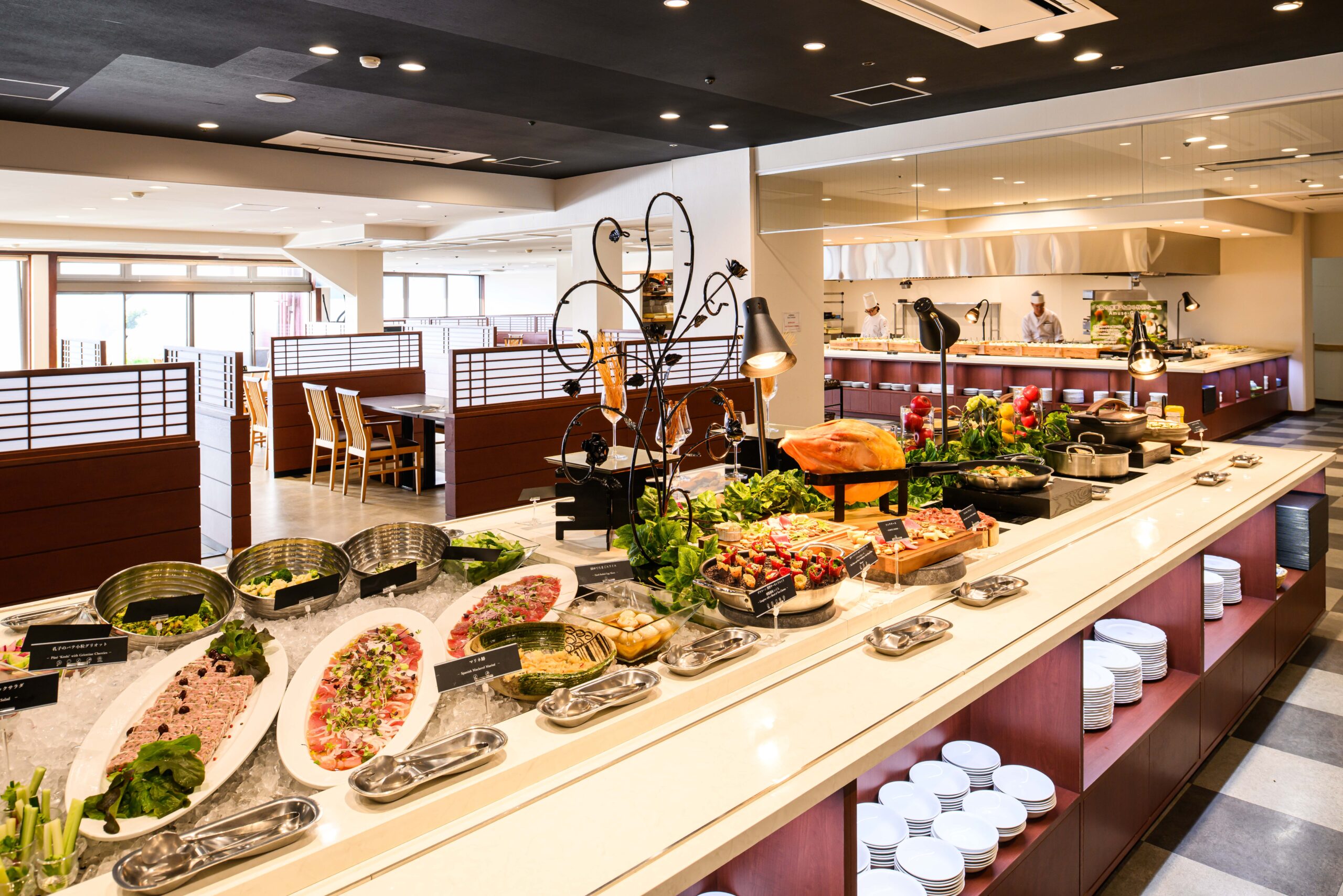 山上館レストラン　和・仏・伊・オリエンタルを融合した料理をハーフブッフェ形式で提供いたします。