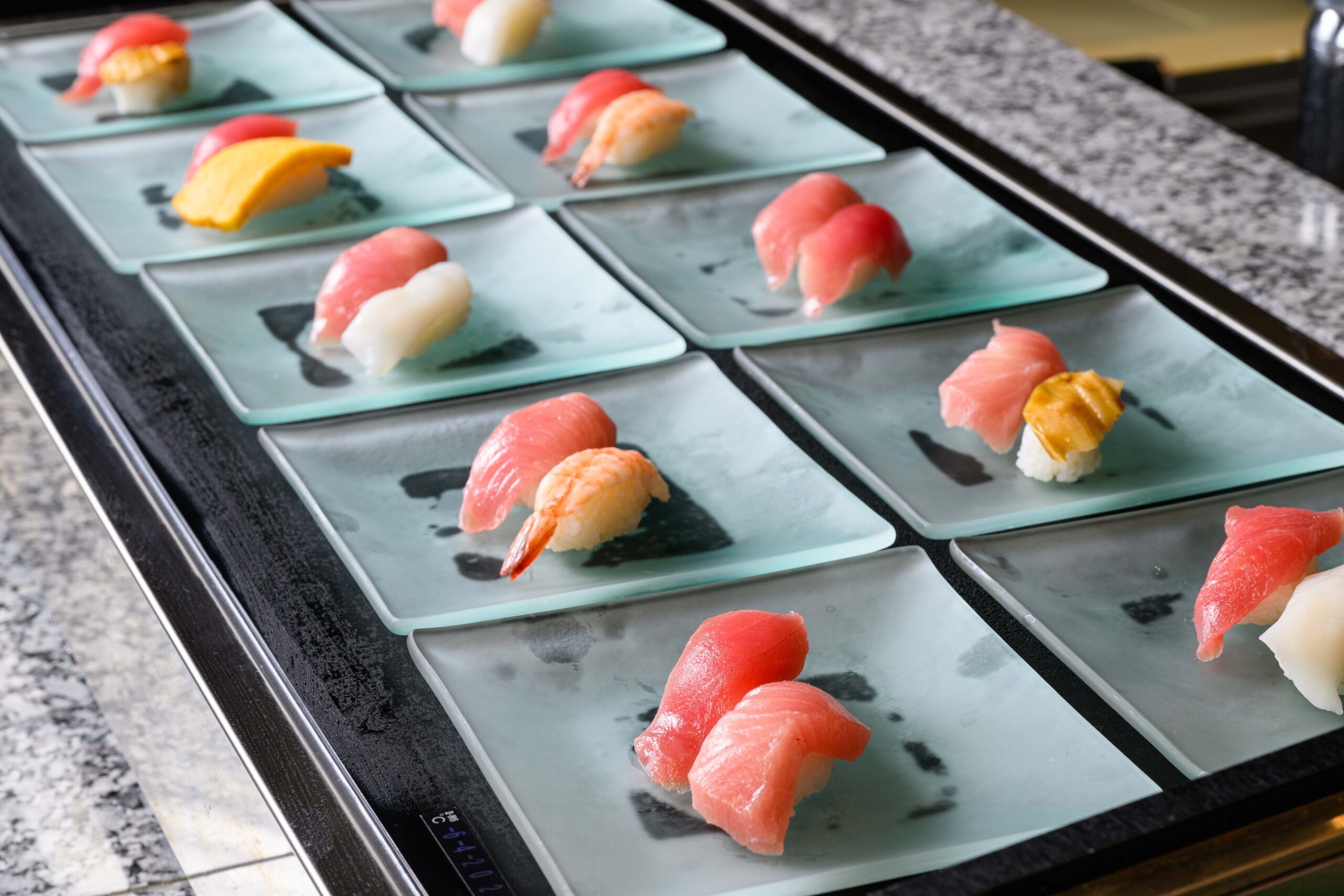 【日昇館ディナーバイキング】脂ののった上質なマグロをはじめ、新鮮な魚介類のお寿司をご堪能ください