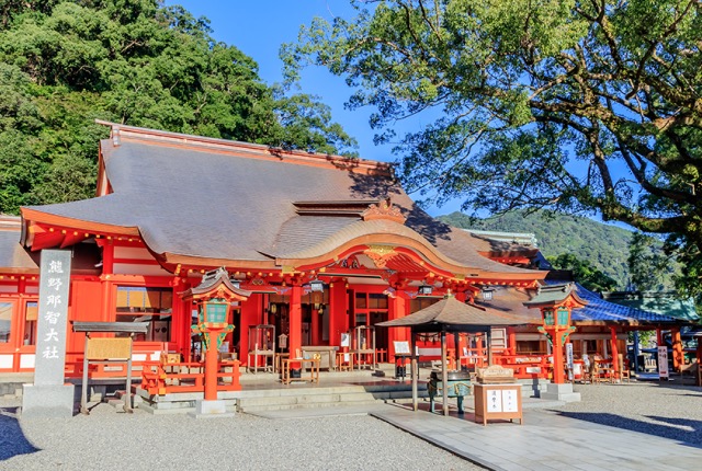 熊野那智大社の本殿。鮮やかな赤い建物と周囲の自然が調和した壮大な神社。