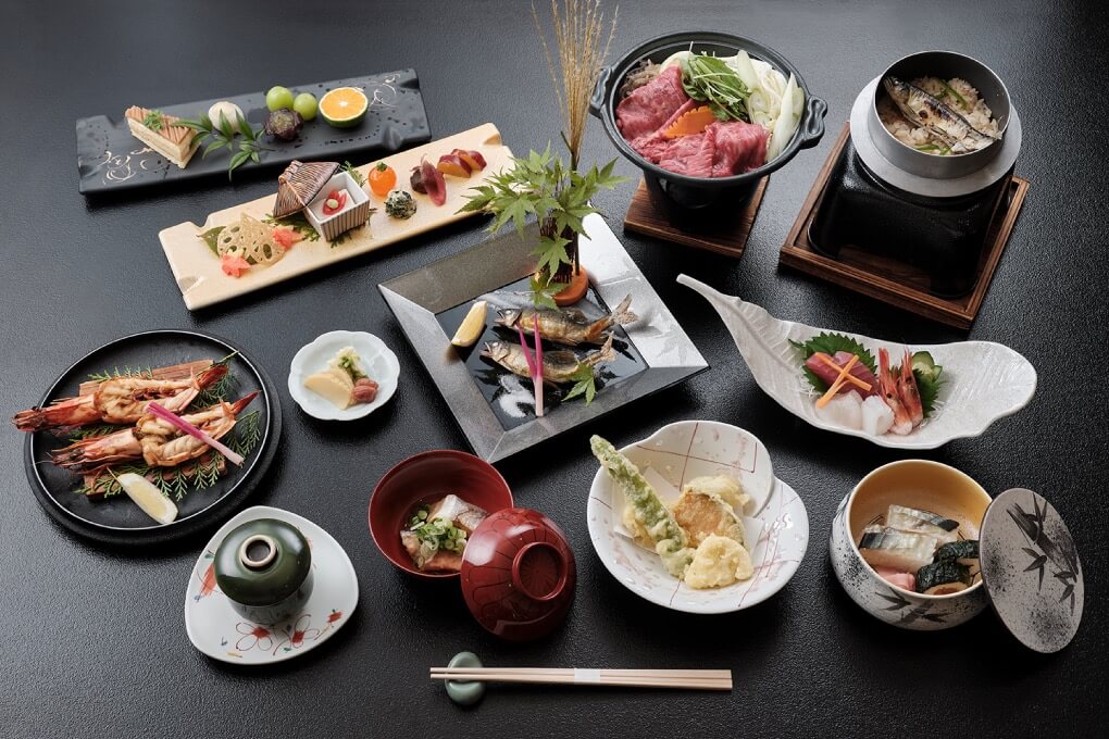 豪華な会席料理の盛り合わせ。鮮やかな食材が丁寧に盛り付けられた料理の数々。