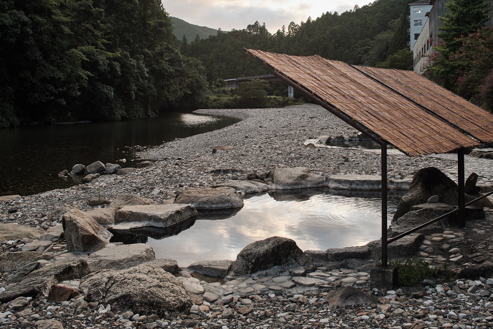 熊野の大自然に囲まれた川湯