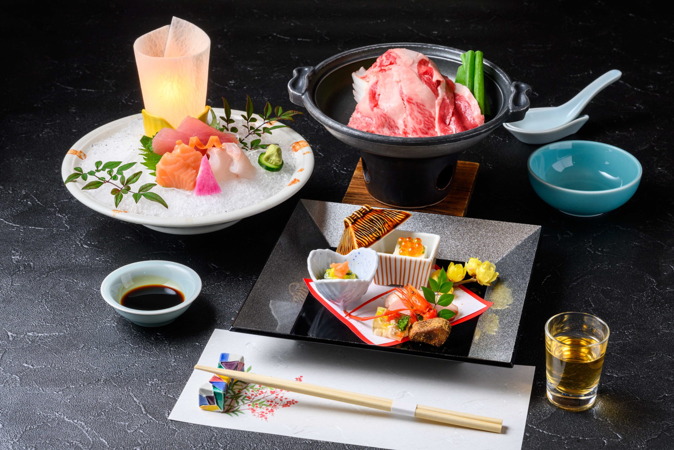 ご夕食はハーフバイキングとなります。
前菜、お造り、小鍋をお席にご用意いたします。
メインの先付けをお召上がりいただいた後は、里山料理バイキングをご堪能ください。
