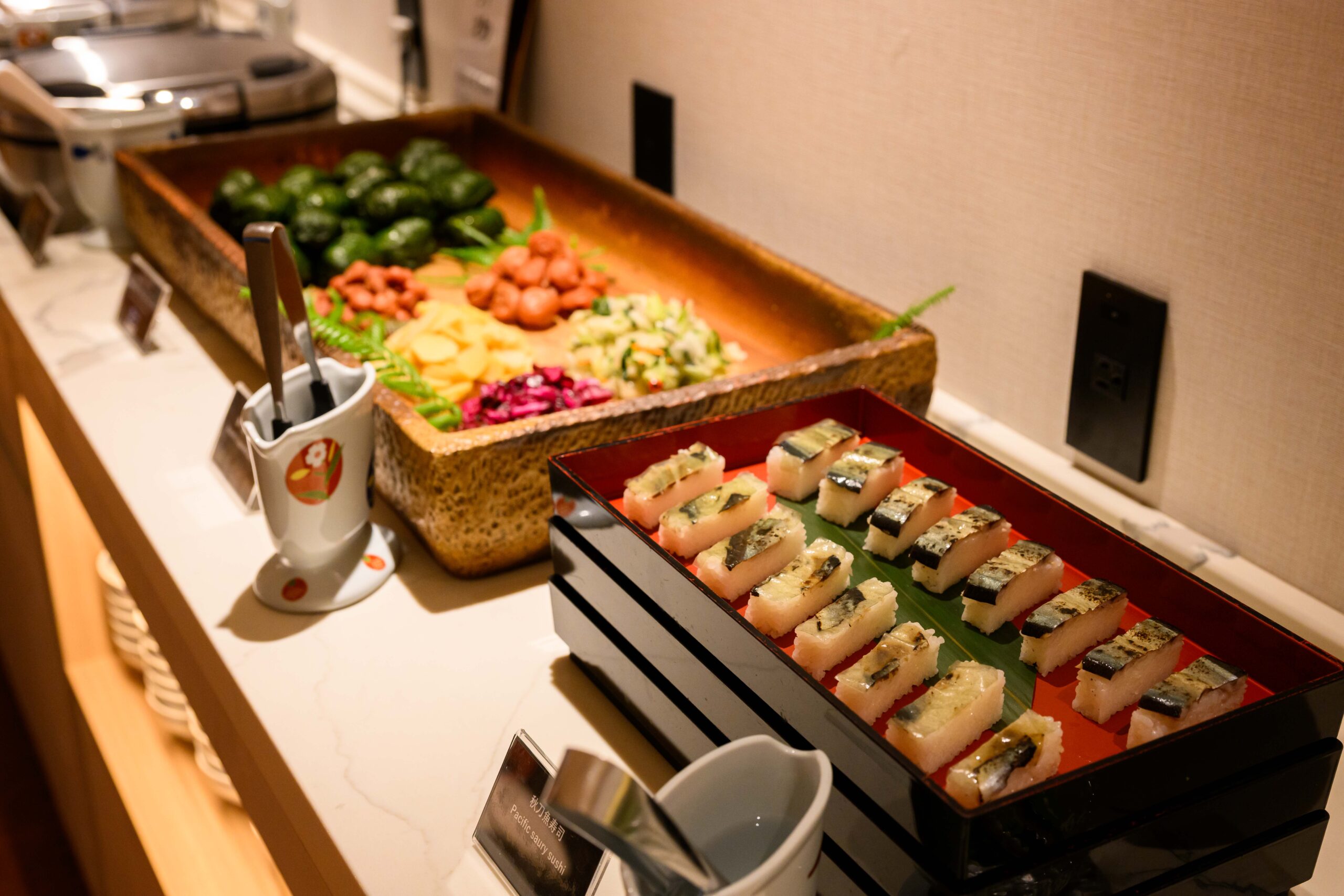 ディナーバイキング「里山キュイジーヌ」一例
和歌山の郷土料理のさんま寿司や、めはり寿司