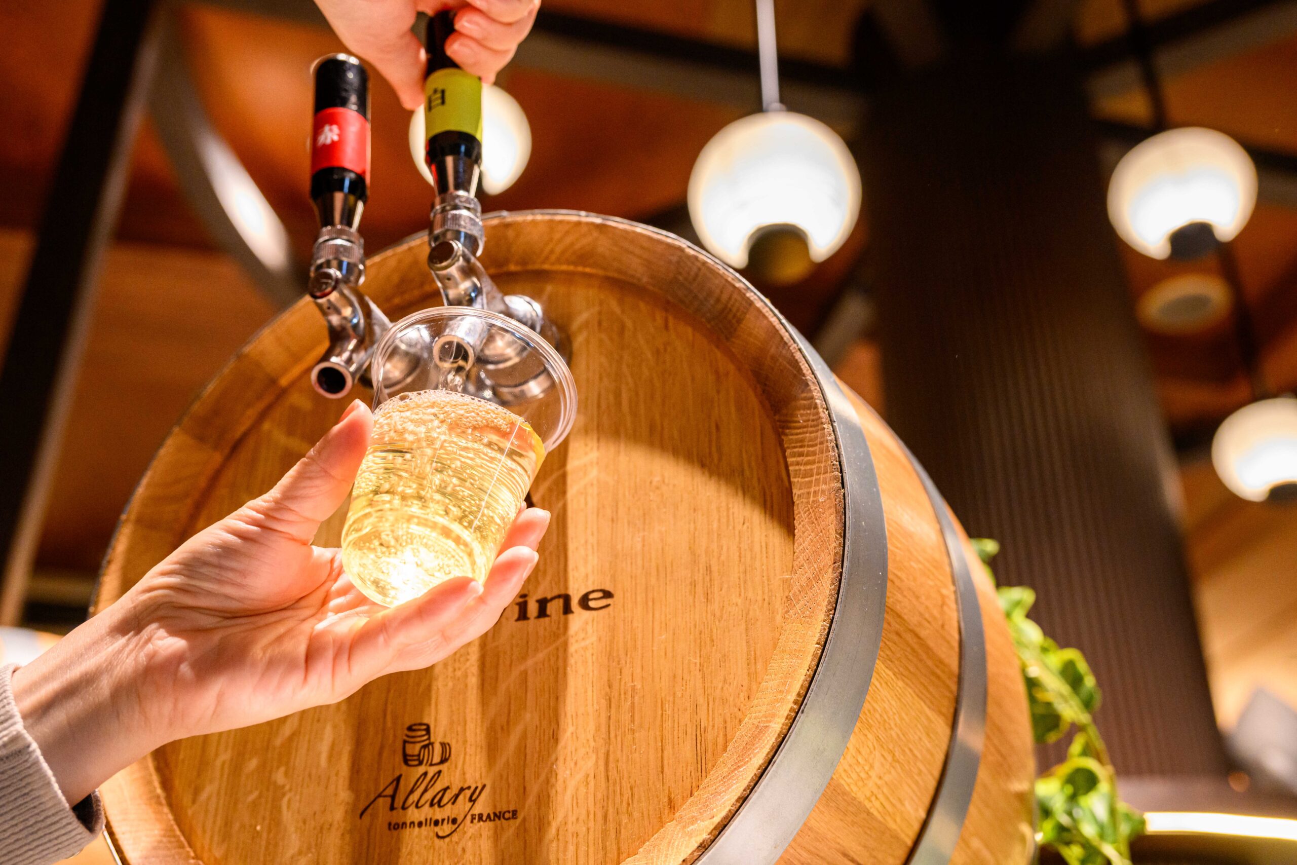 ロビーラウンジでは、赤・白のワインおよびスパークリングワインもご提供しております