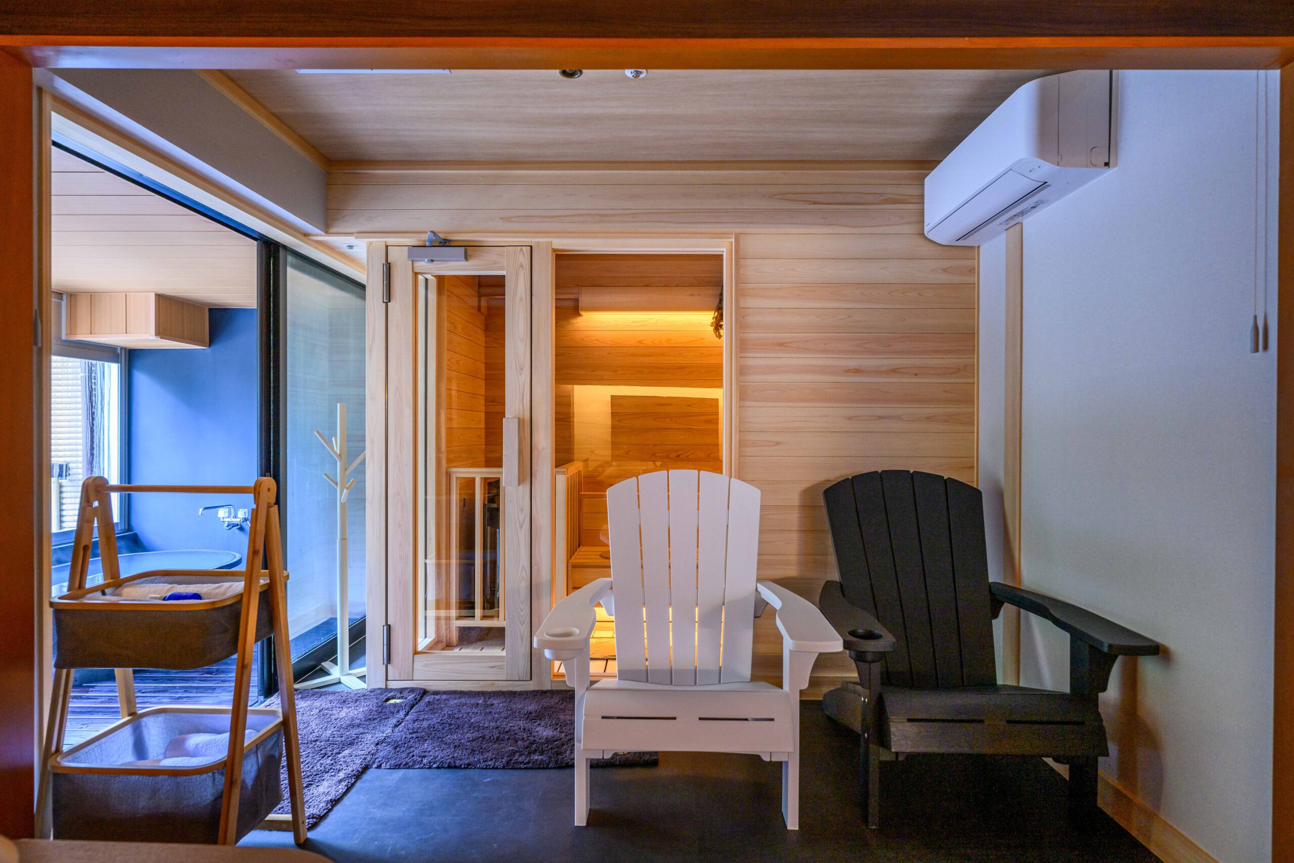 プライベートサウナ室前には、リラックスしていただける「ととのい椅子」をご用意しております。
