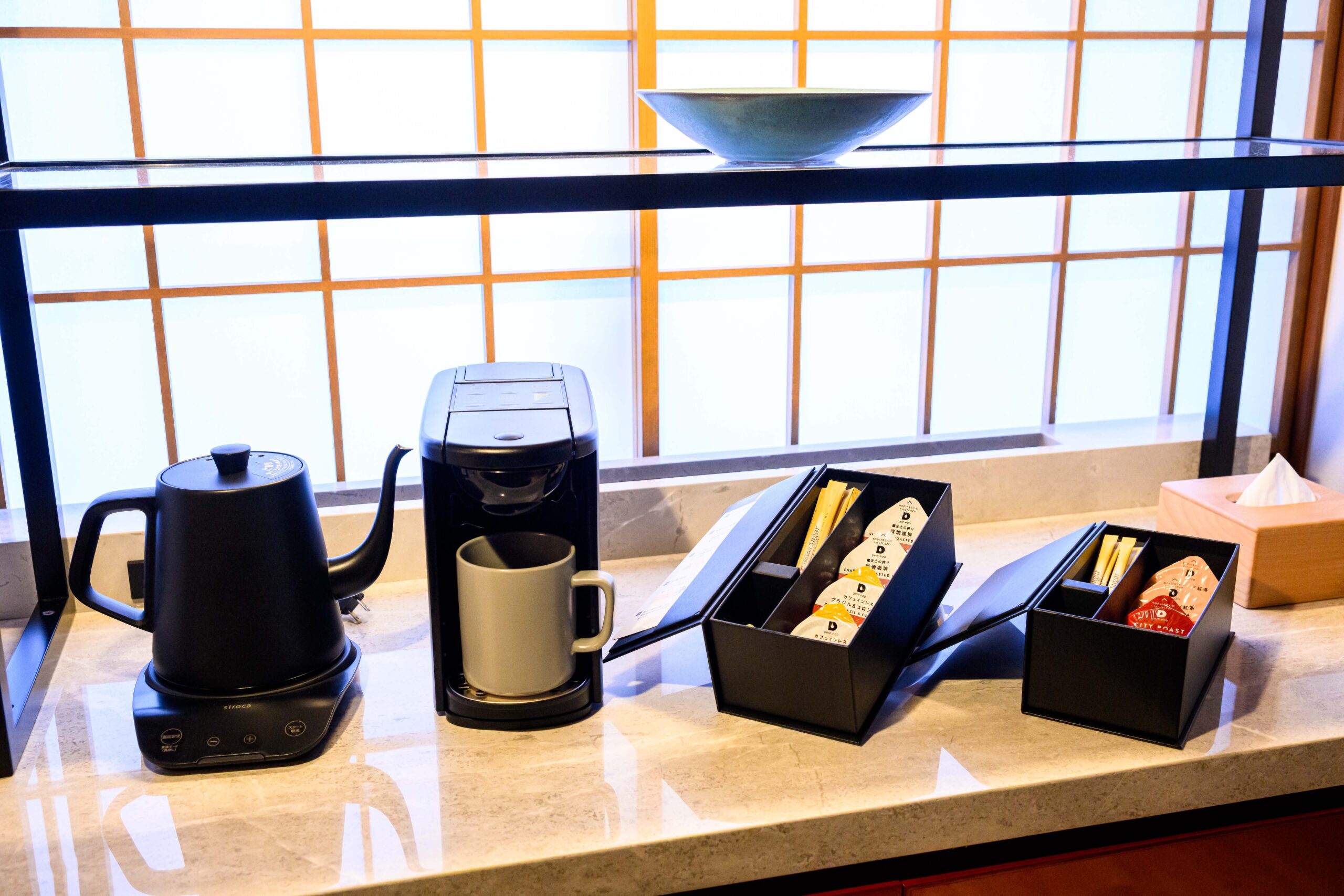 客室には、カプセル式コーヒーマシン、地元産のお茶、および冷蔵庫内に各種お飲み物をご用意しております。
ご自宅のようにおくつろぎいただき、お好きな時にお召し上がりください。