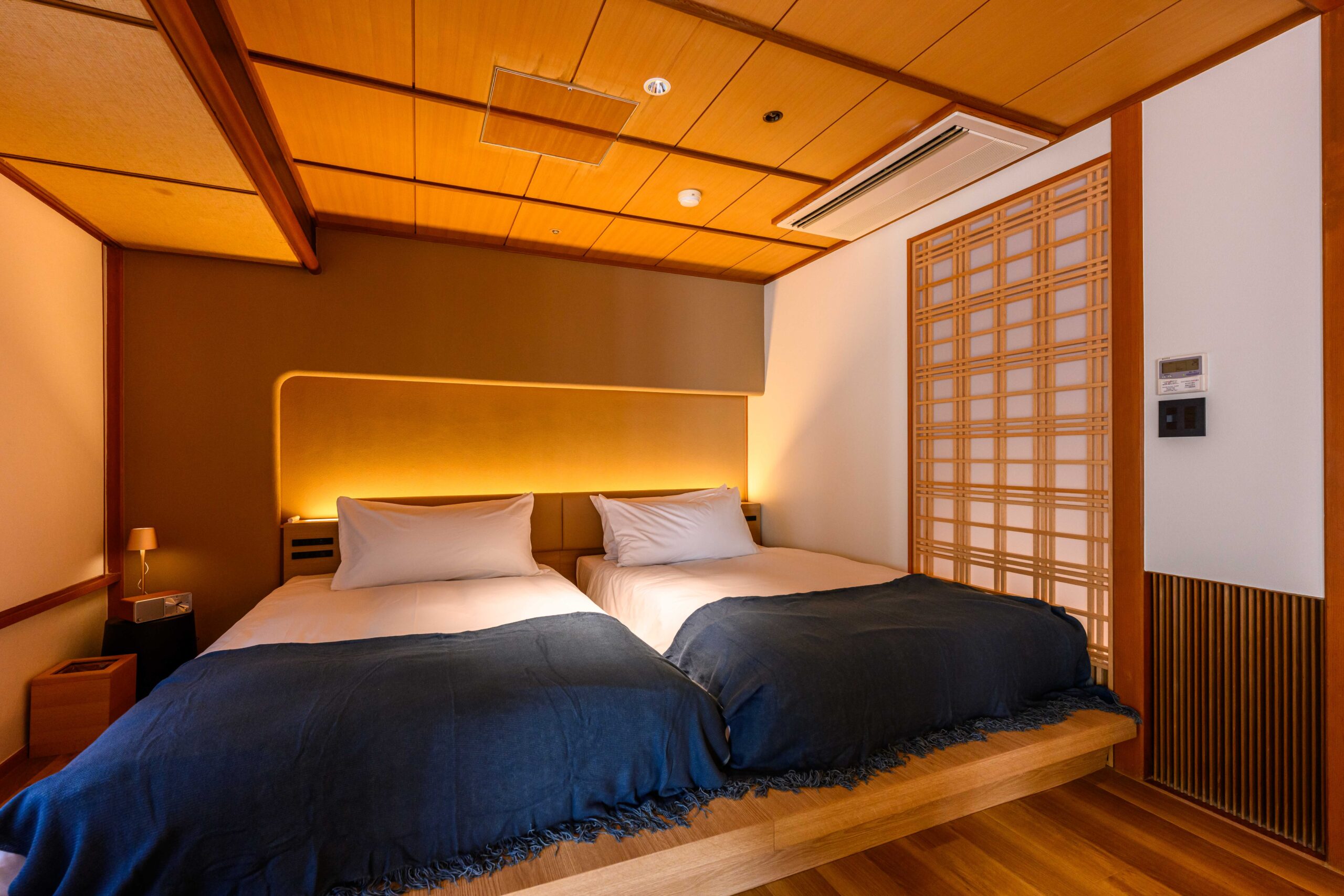 温かみのある木の板を使用した「小上がり」のスペースにベッドを配置して和の寛ぎと洋の快適さを兼ね備えたベットルームです
