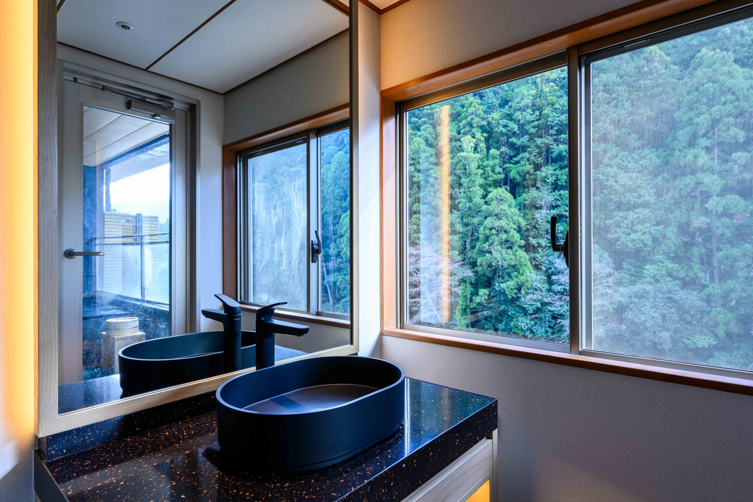 洗面所の窓から見える川のせせらぎや豊かな森の風景は、朝の洗顔時に自然の清々しさを感じさせてくれます