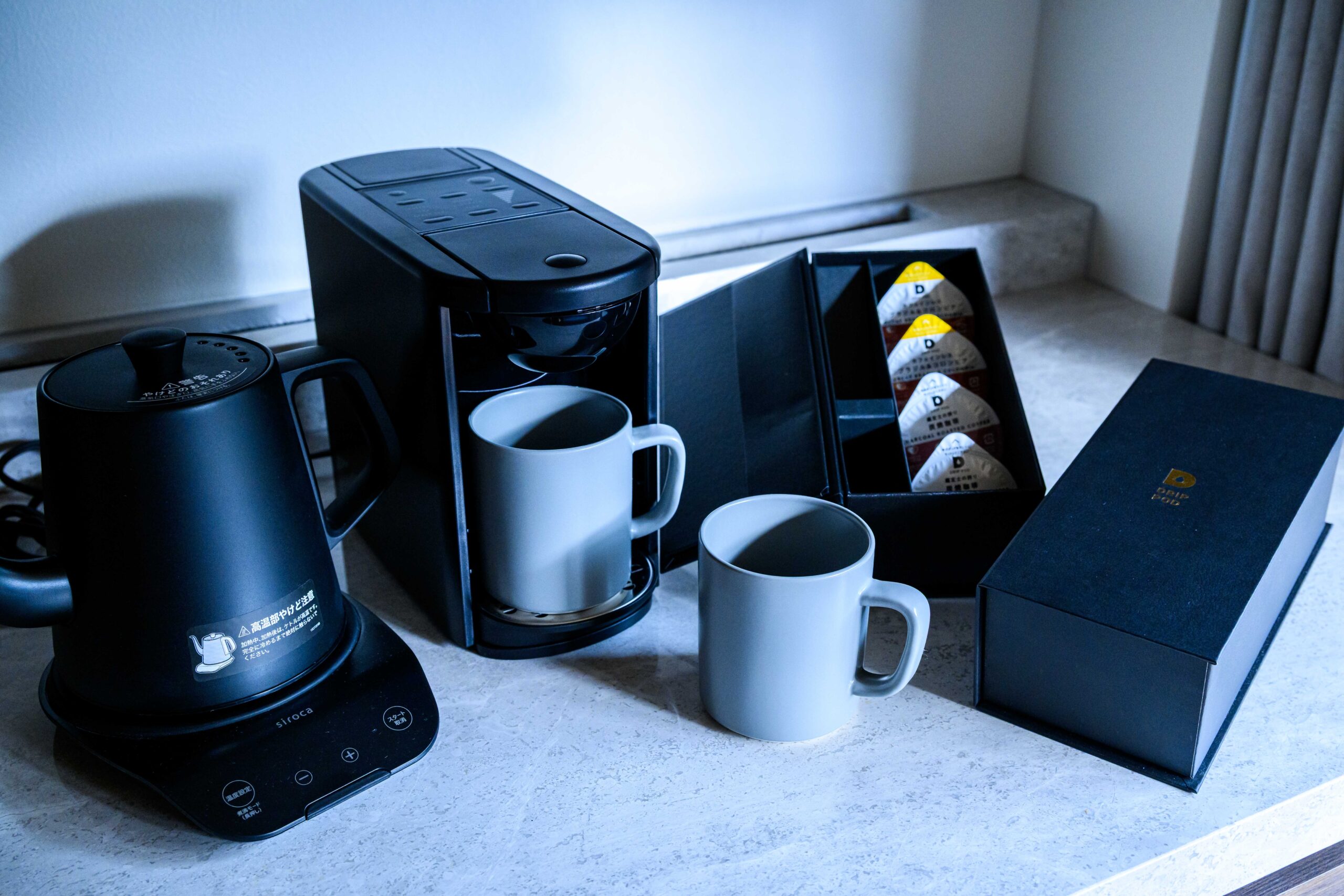 客室には、カプセル式コーヒーマシン、地元産のお茶、および冷蔵庫内に各種お飲み物をご用意しております。
ご自宅のようにおくつろぎいただき、お好きな時にお召し上がりください。