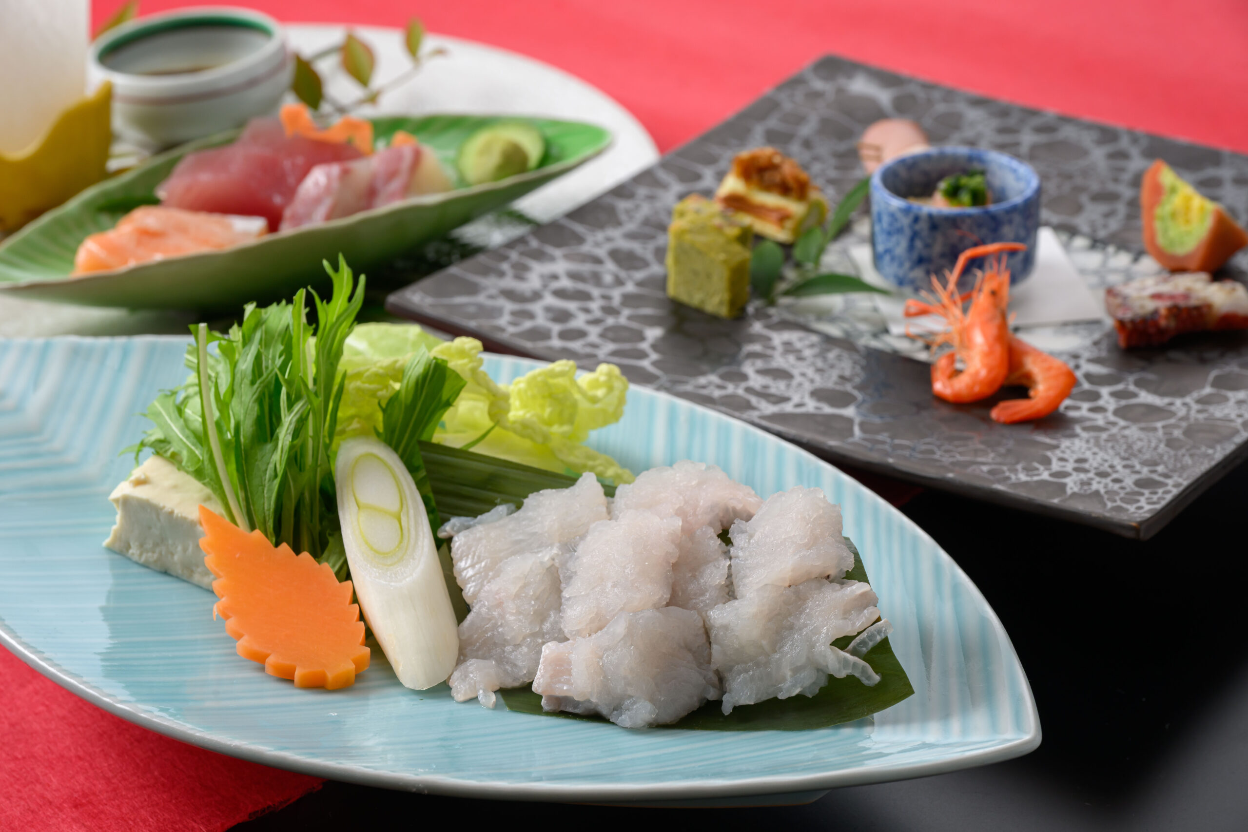 【7月～9月ハーフバイキング】お席に関西の夏の味覚「鱧鍋」、お造りや先付など旬彩3品をご用意しています