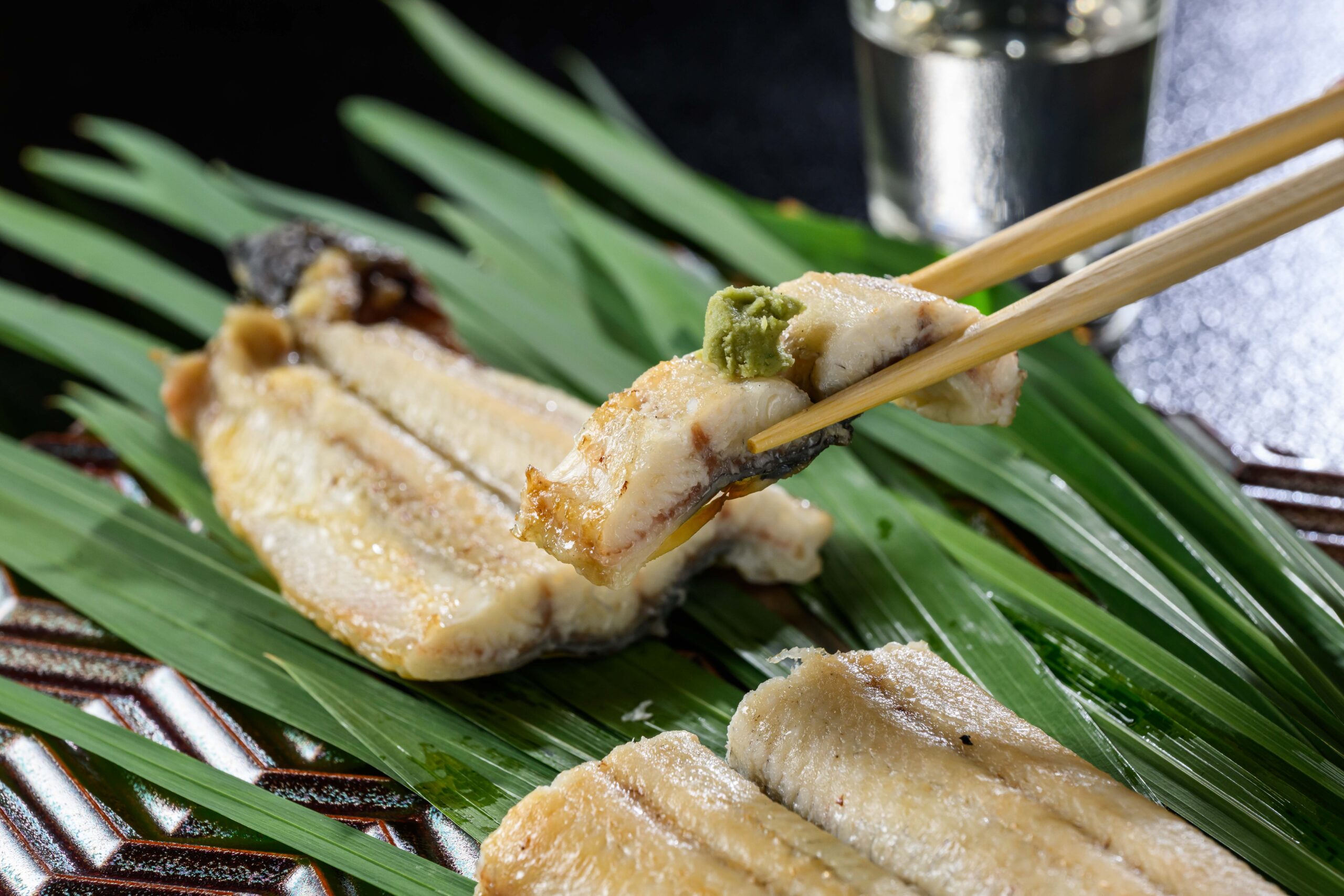 鰻の白焼きは、鰻本来が持つ風味や旨みを楽しめるのが魅力です。山葵を添えてお召しあがりください
