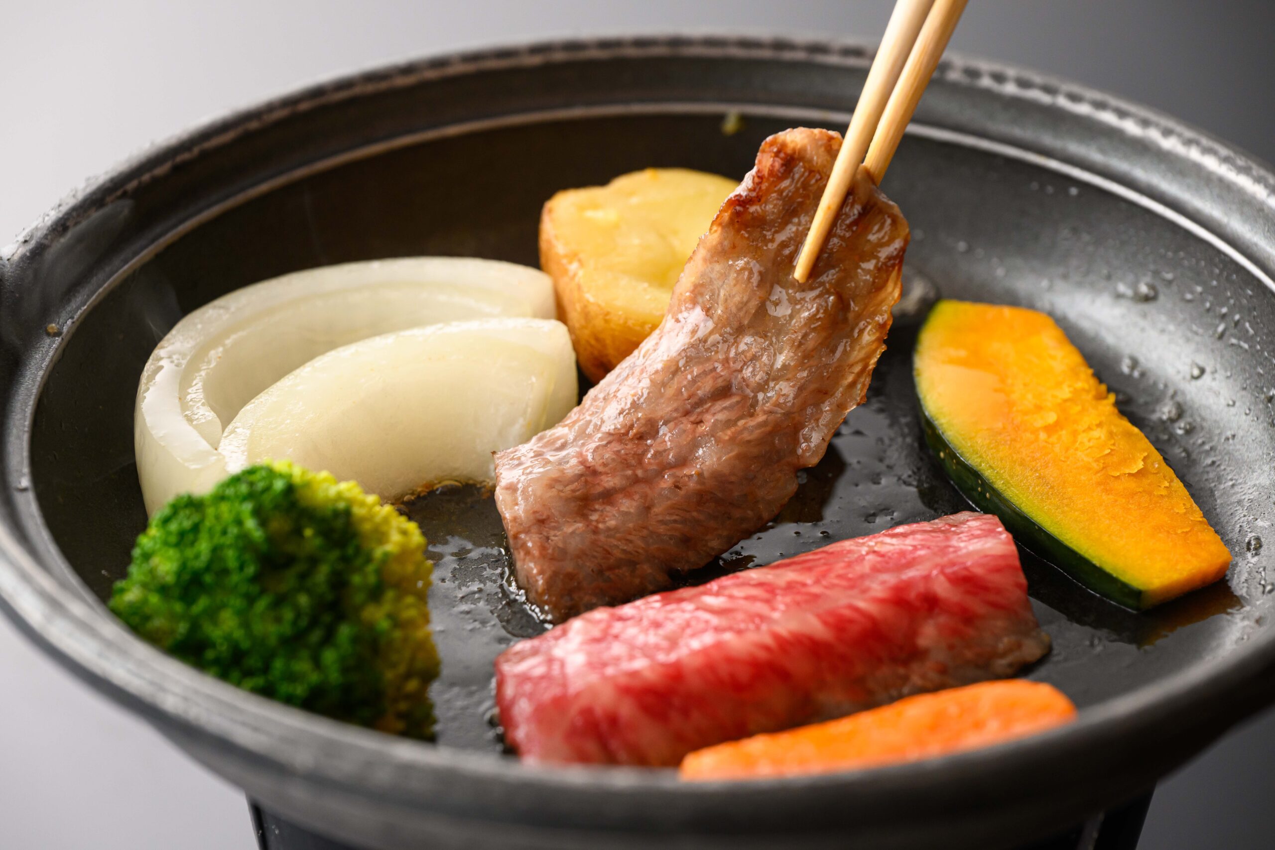 和歌山県産黒毛和種「熊野牛」。柔らかな肉質と上品な脂身をご堪能ください。