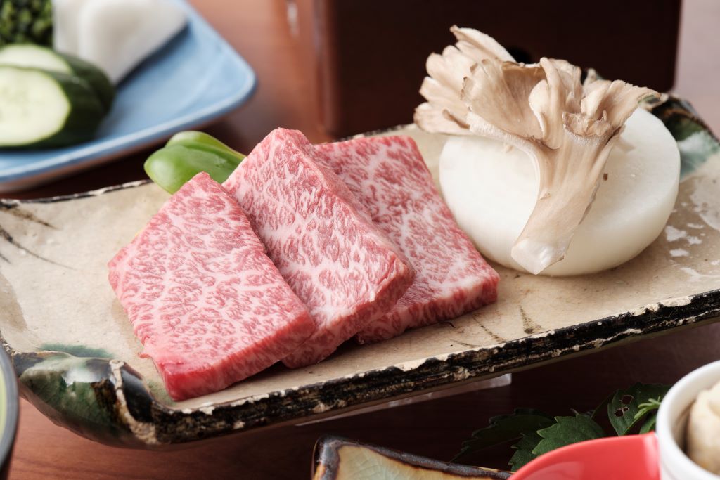 繊細な肉質と肉本来の豊かな風味が全国トップレベルとの定評（熊野牛料理例）