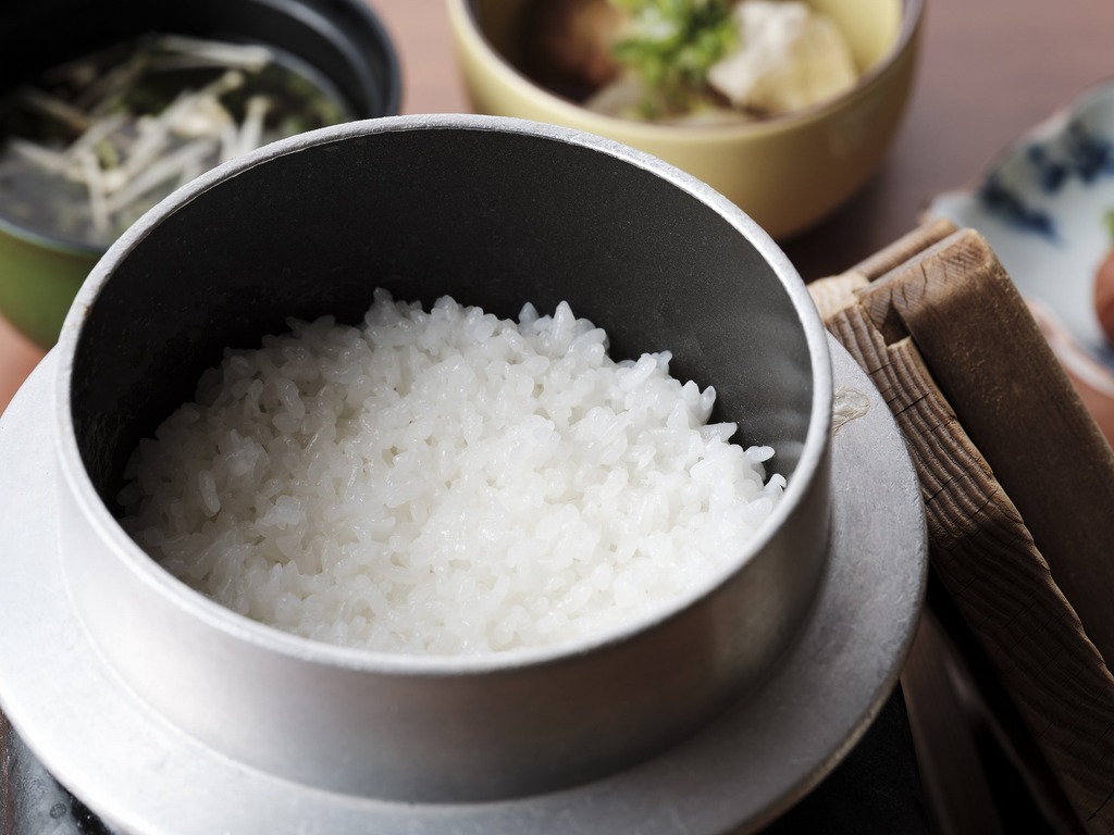 【朝食】おひとり分ずつ専用釜で炊き上げるご飯が好評です