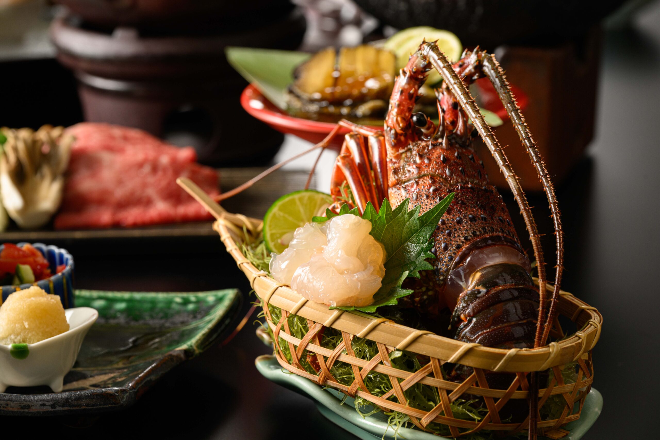 伊勢海老や鮑、熊野牛など豪華食材をふんだんに使った熊野の至宝会席プラン