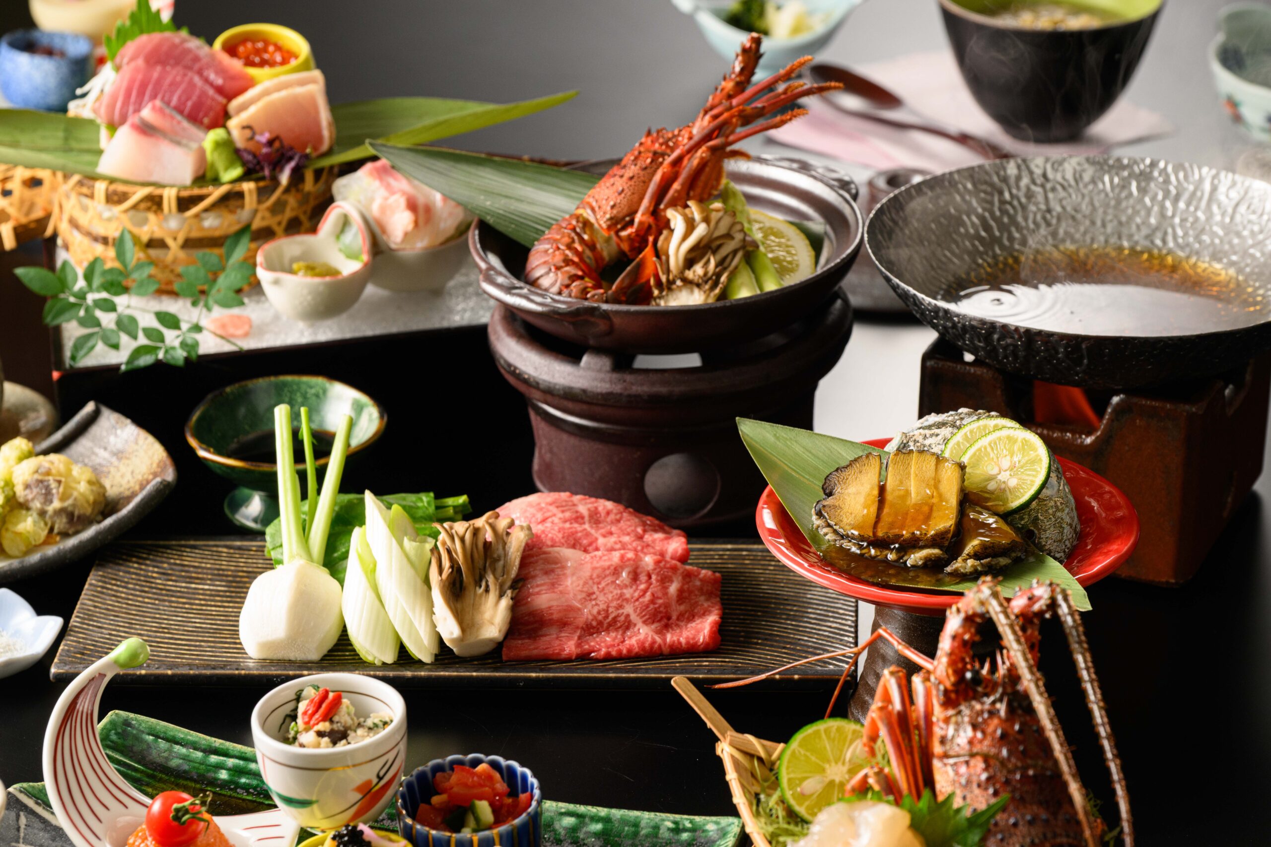 伊勢海老や鮑、熊野牛など豪華食材をふんだんに使った熊野の至宝会席プラン