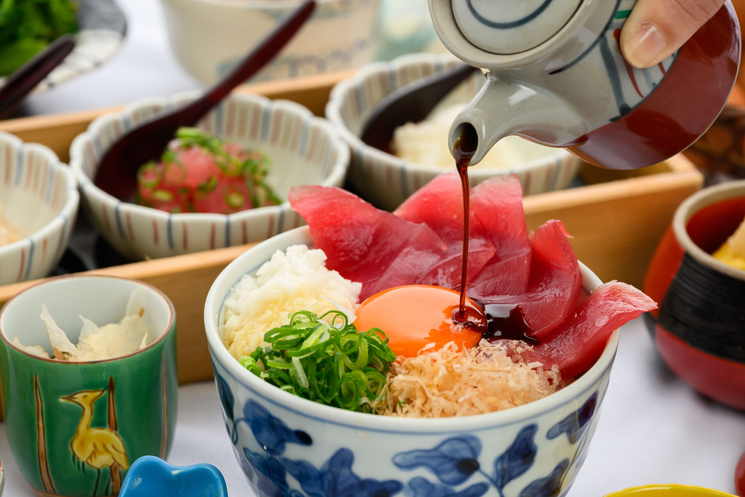 炊きたてのご飯は卵かけご飯にぴったりです。鮪や鰹節をのせて、ぜひ贅沢な一杯をお楽しみください。